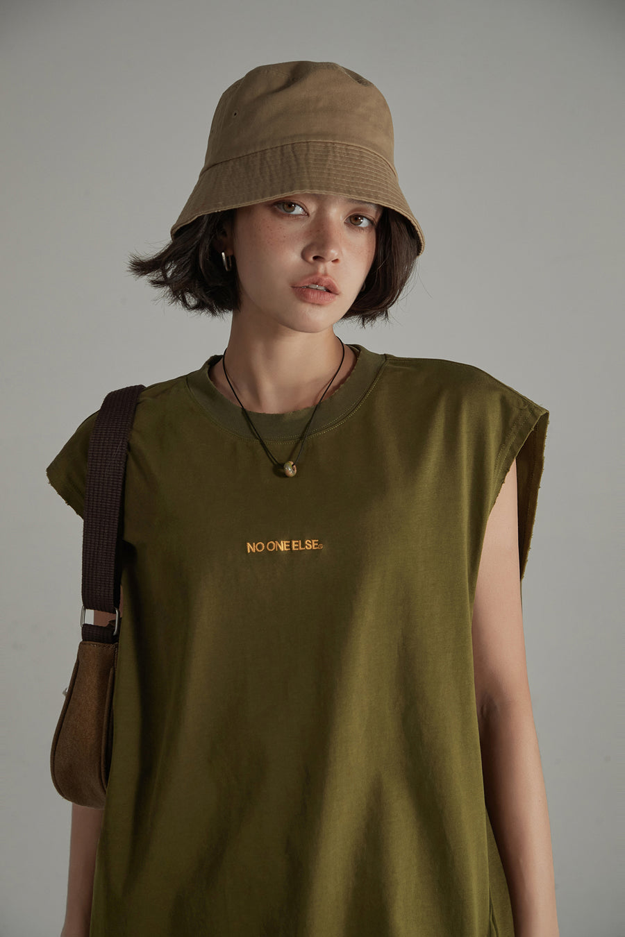 CHUU Letter Printed Boxy Loose Fit Sleeveless T-Shirt