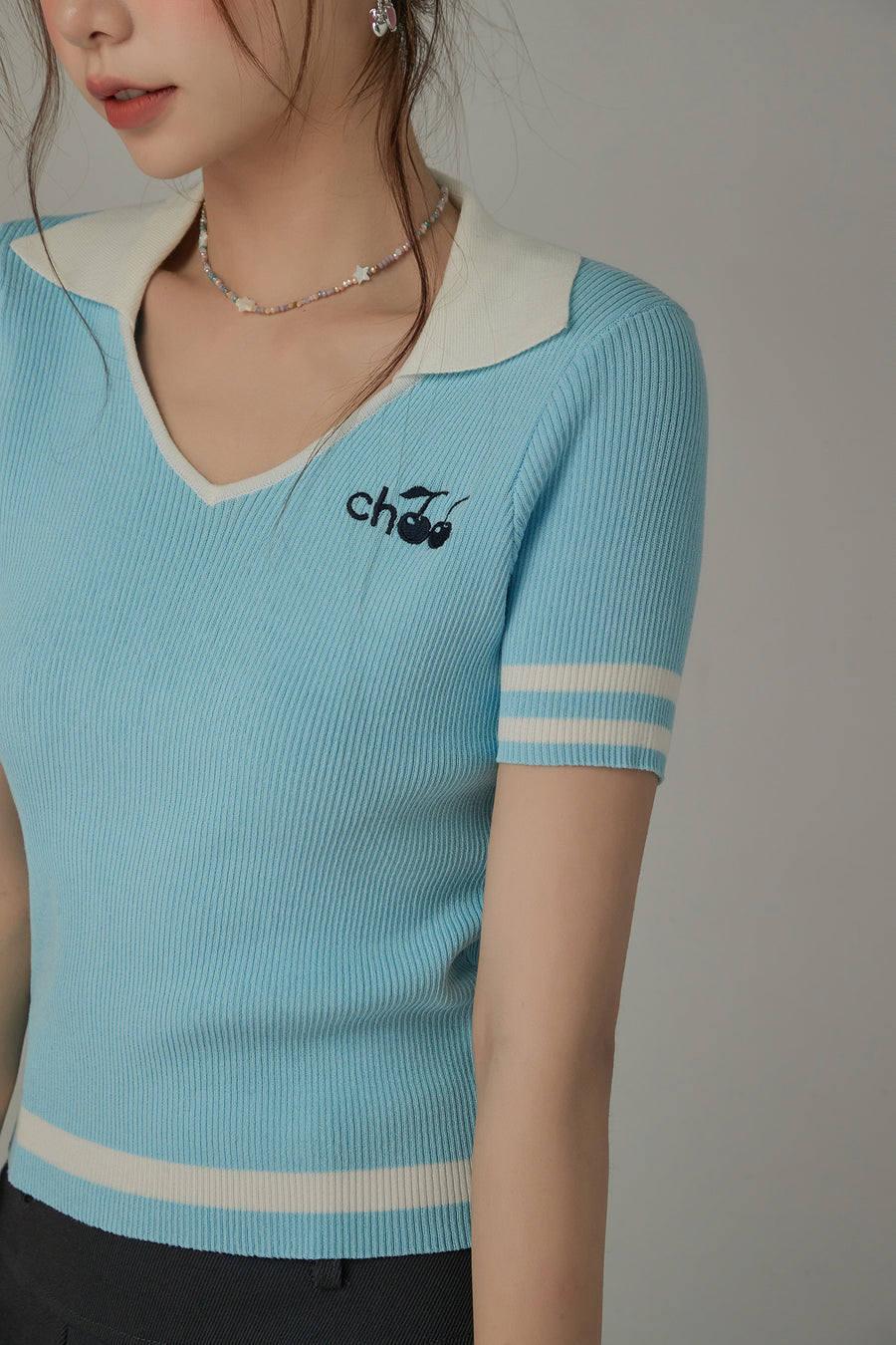 CHUU Open Collar Color Combination Knit Top