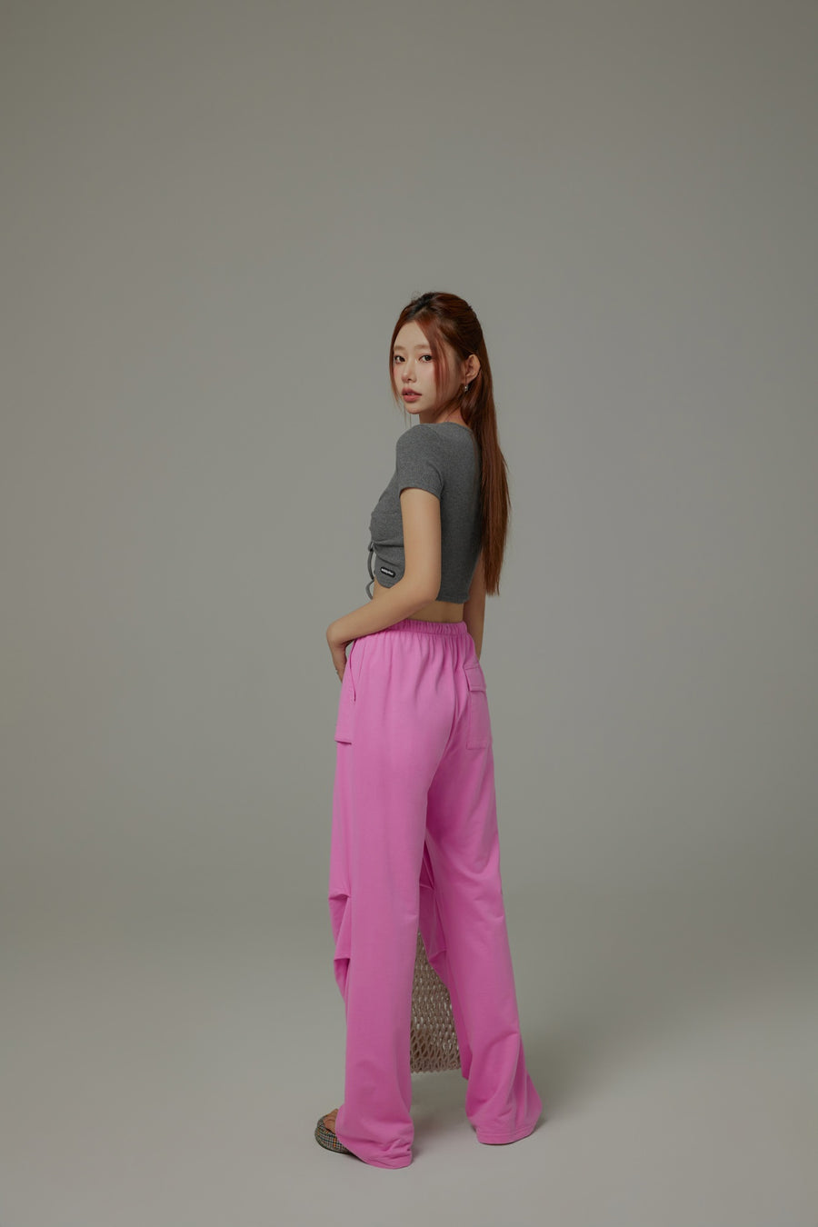 CHUU Front Keyhole String V-Neck Cropped Top