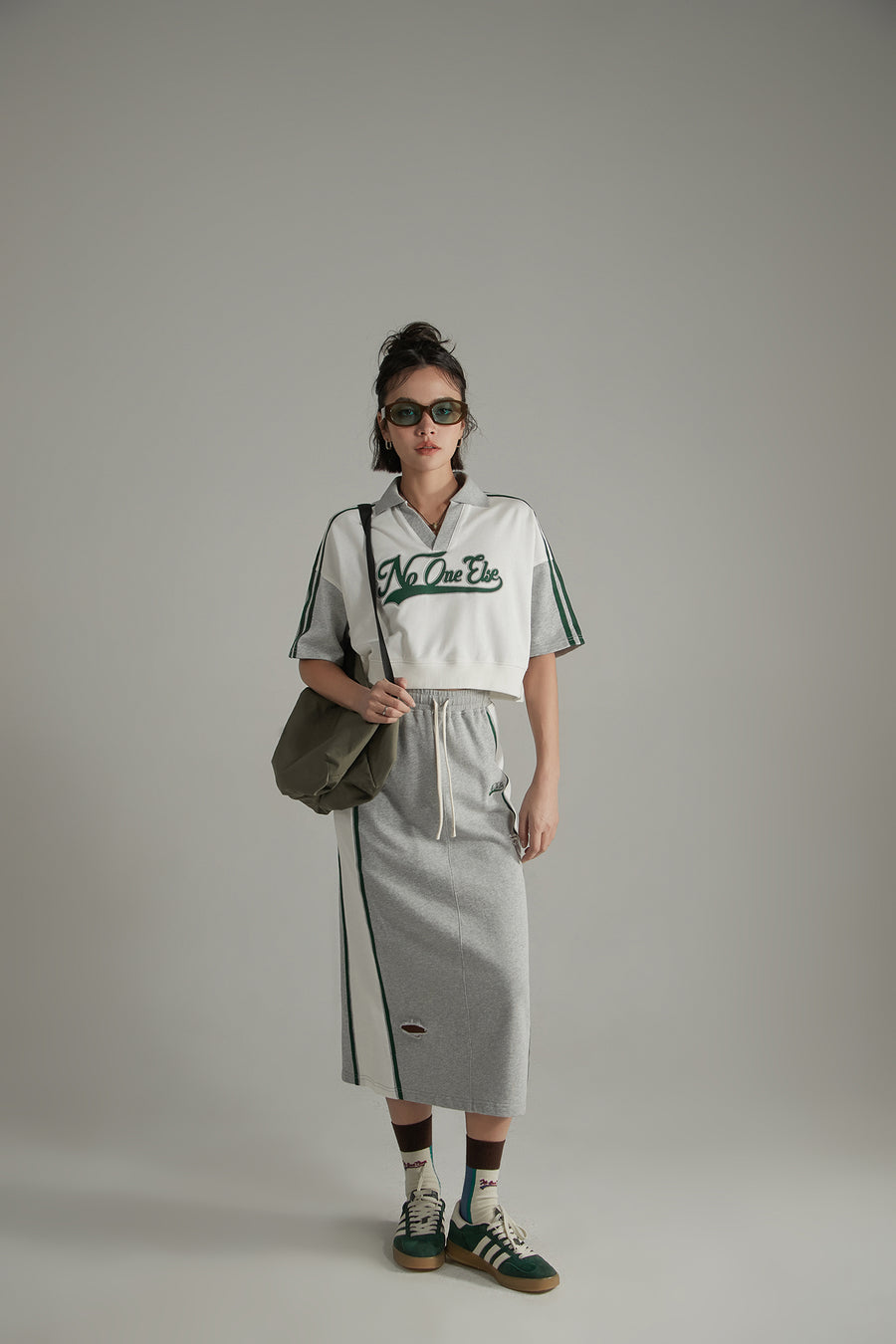 CHUU Vintage Distressed Colorblocked Drawstring Letter Embroidered Long Skirt