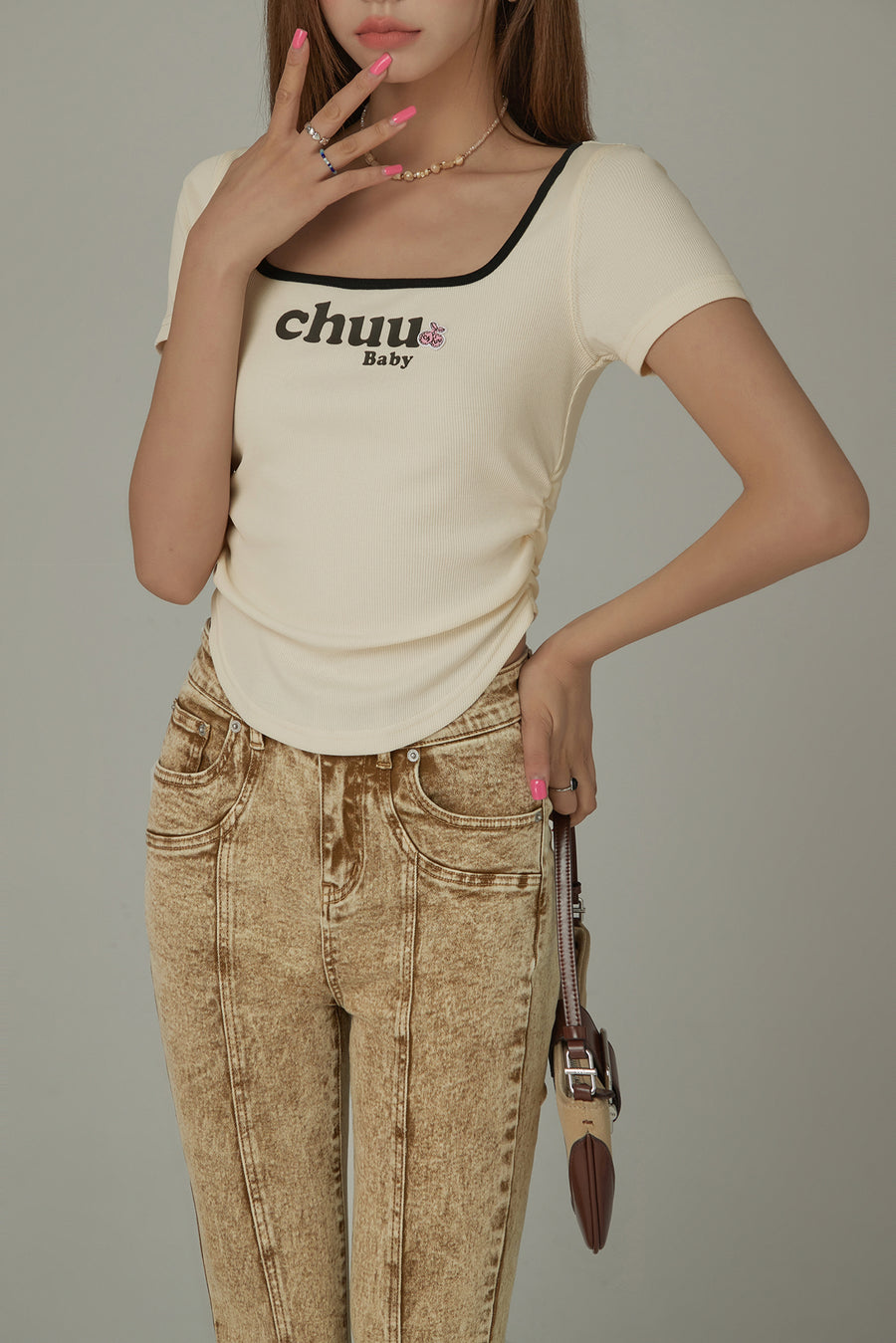 CHUU Square Neck Shirring Logo Printed T-Shirt