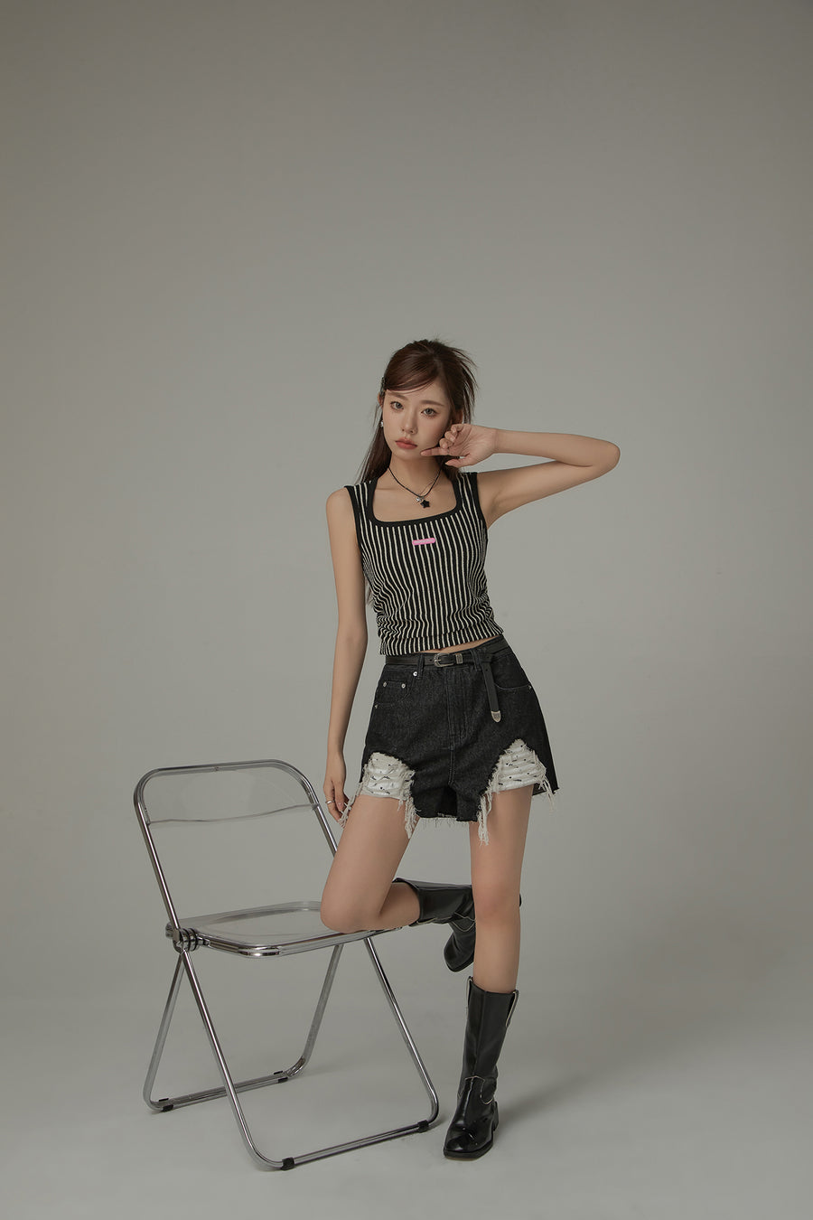 CHUU Exposed Logo Pocket Liner Distressed Denim Shorts