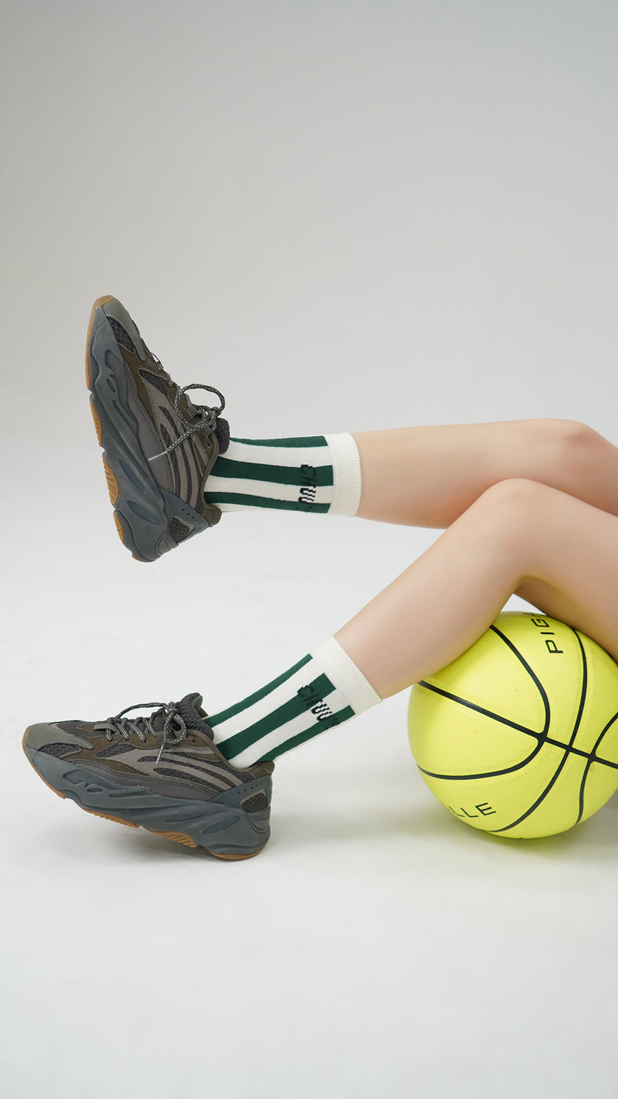 CHUU Logo Vintage Vertical Stripes High Socks