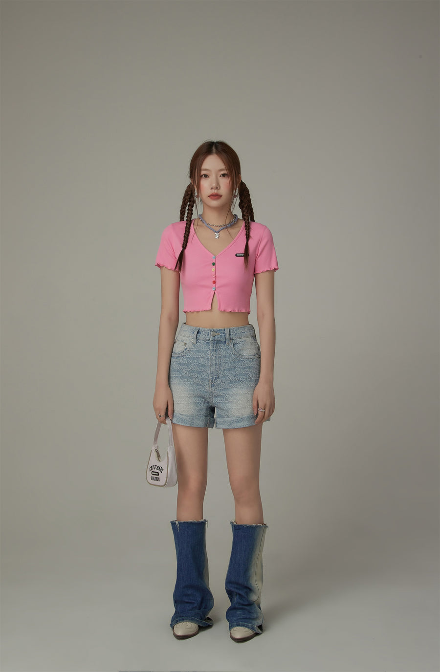 CHUU Chuu Lettering Pattern Rolled Denim Shorts