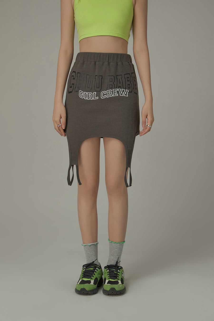 CHUU Frilly Color Lines High Socks