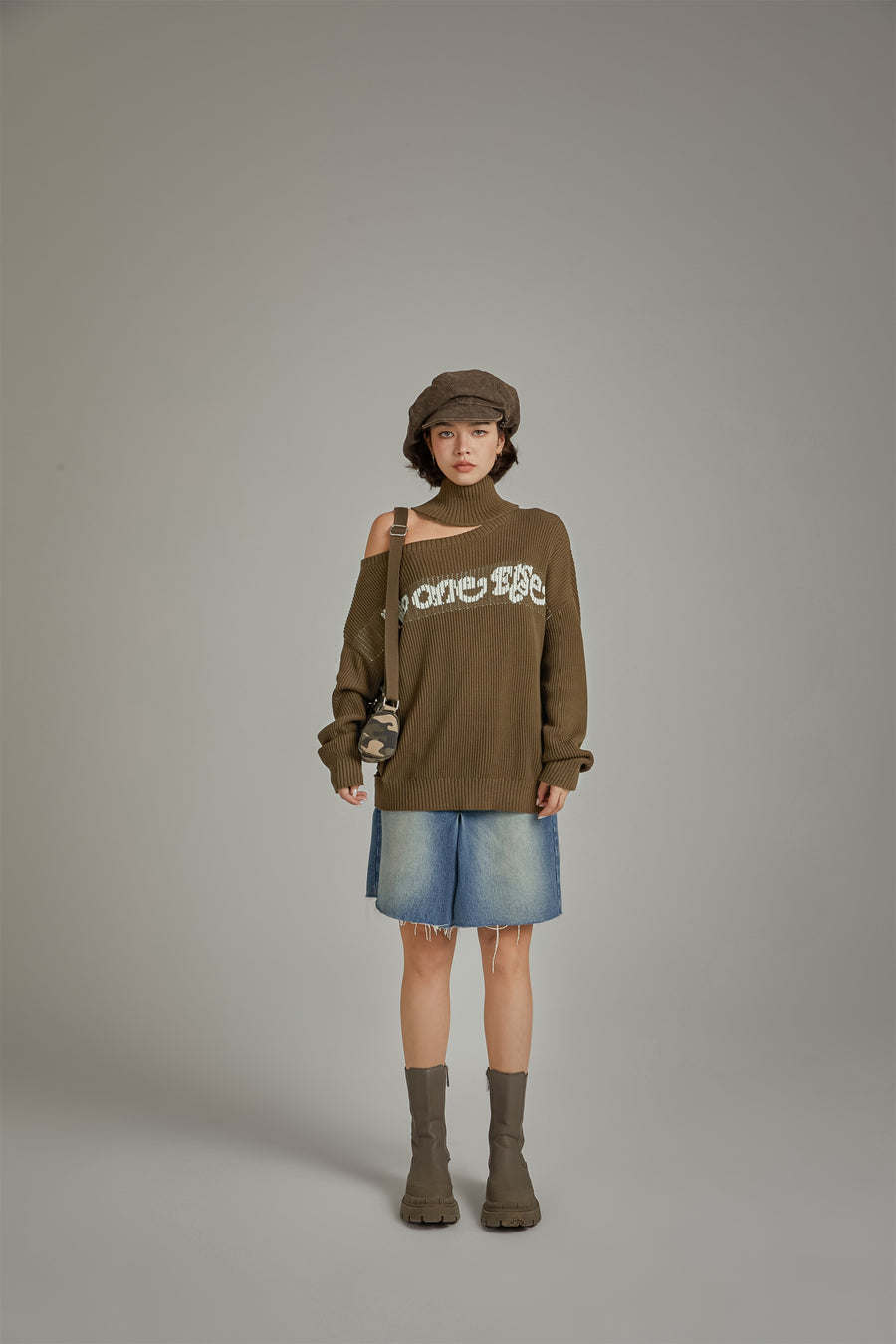 CHUU Lettering Slit Knit Sweater