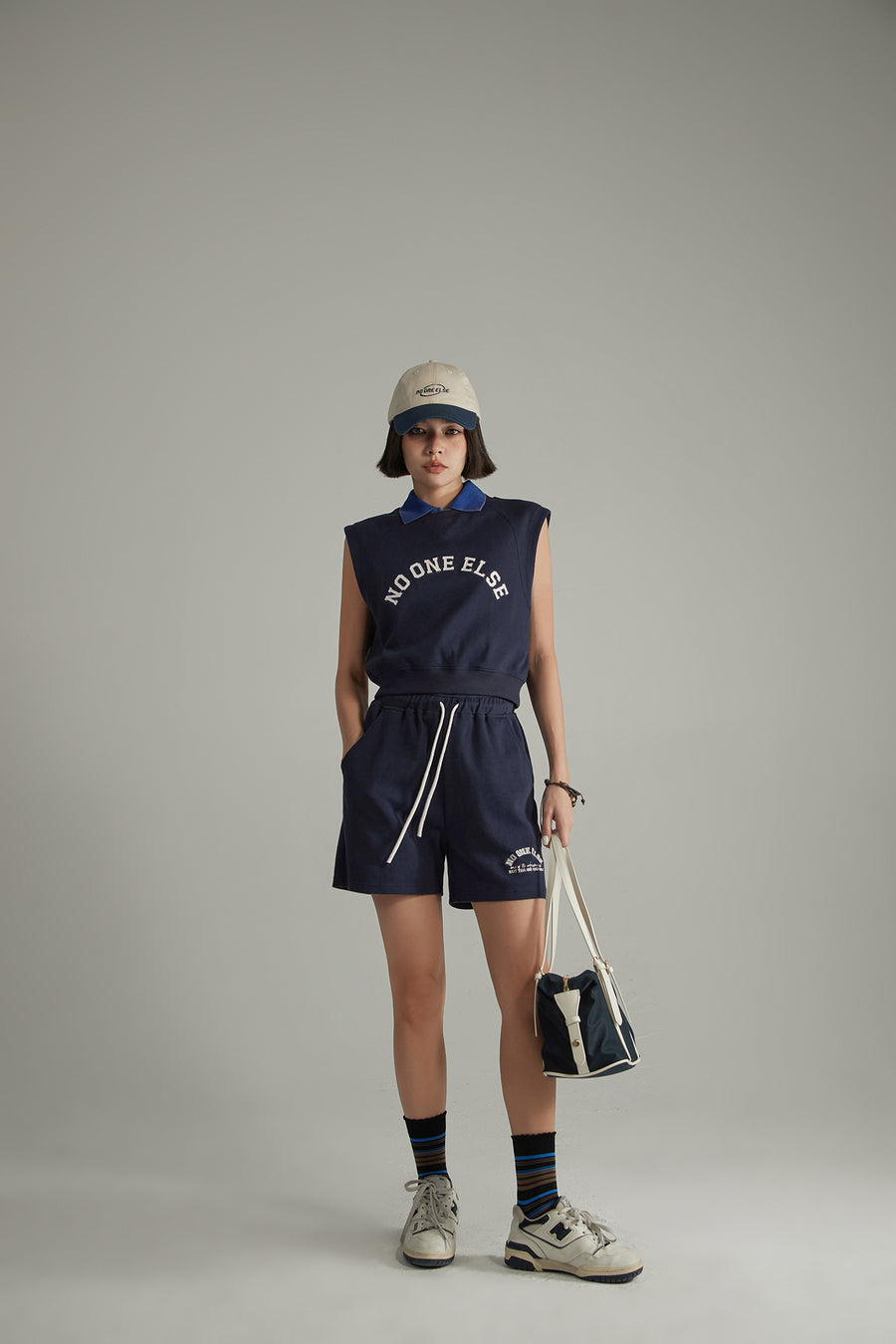 CHUU Noe Logo Cropped Sleeveless Sweatshirt