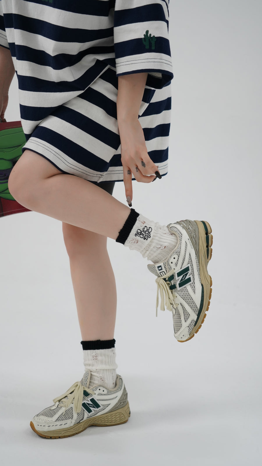 CHUU Distressed Embroidered Color High Socks