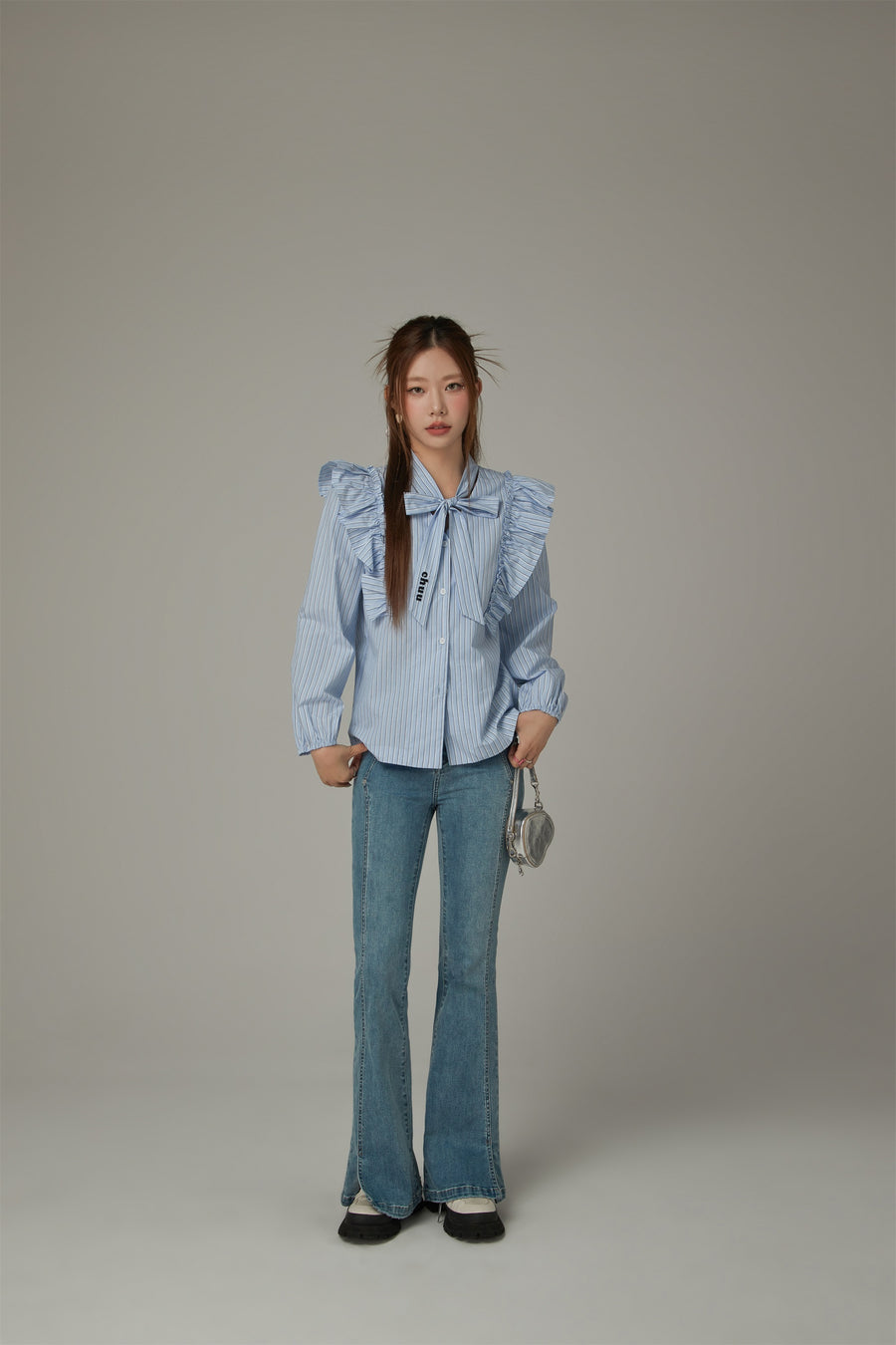 CHUU Logo Tie Ruffle Striped Blouse