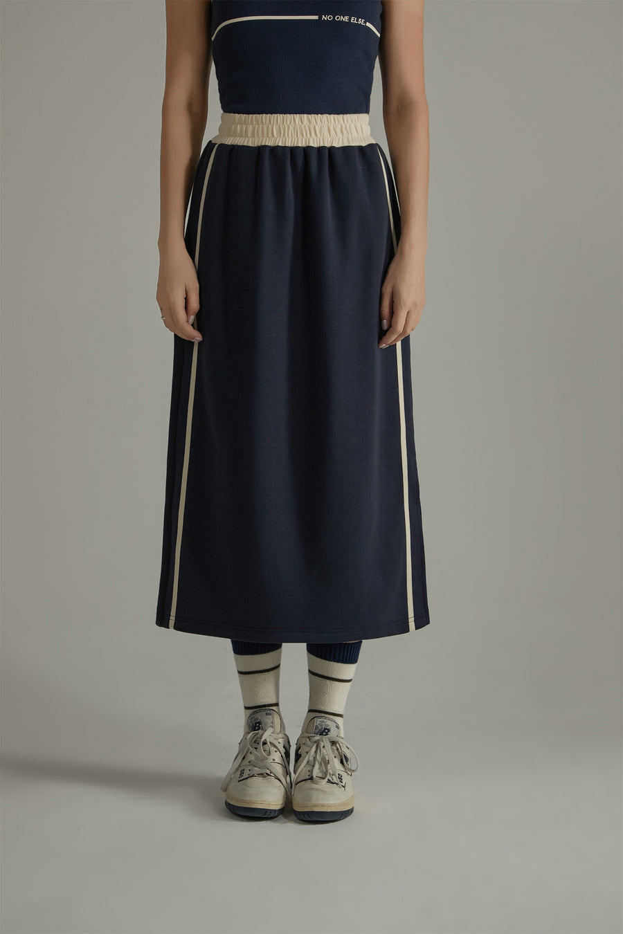 CHUU Elastic Waist Contrast Color Slit Mid Length Sporty Skirt