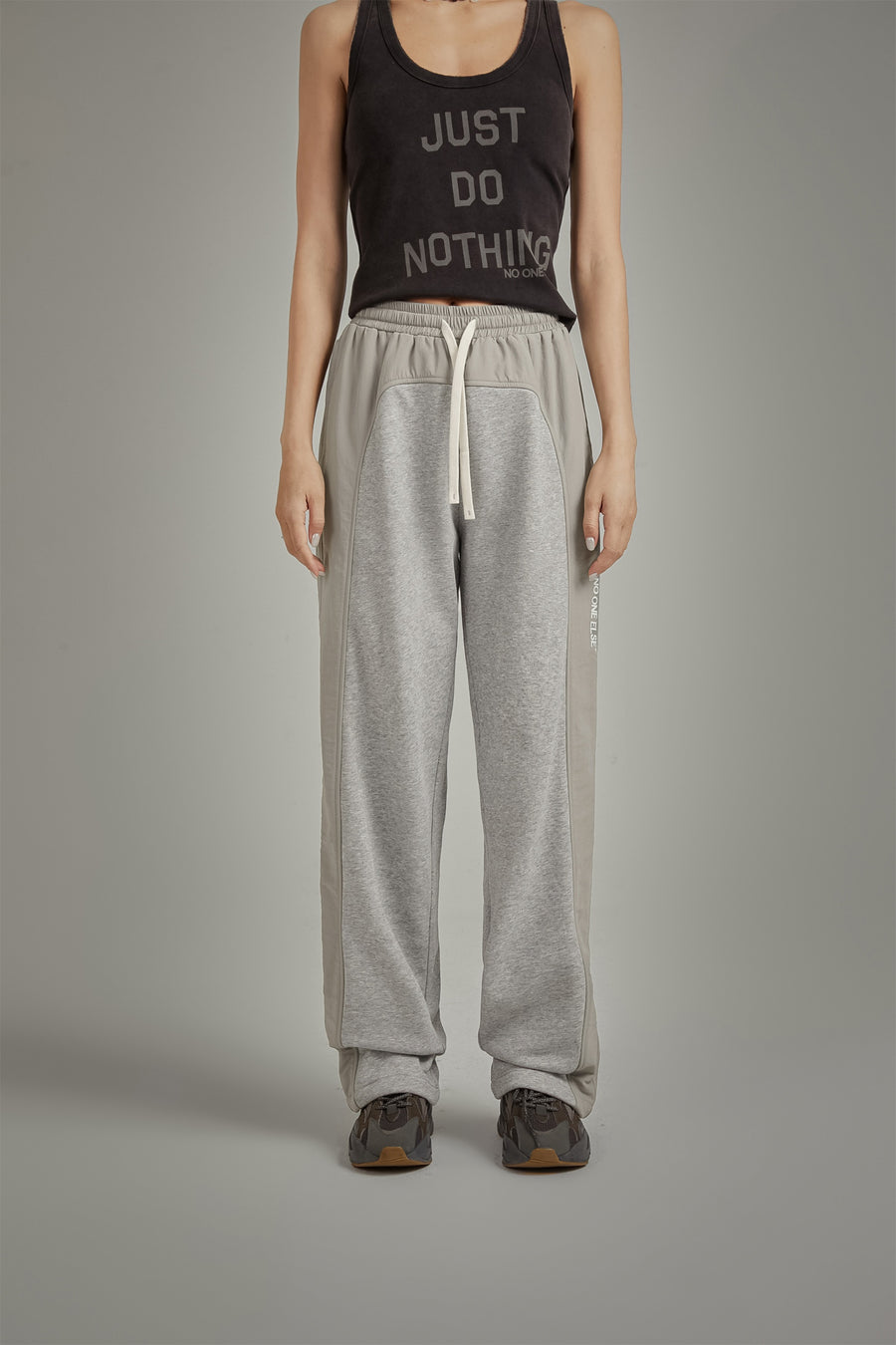 CHUU Two Toned String Wide Sweatpants