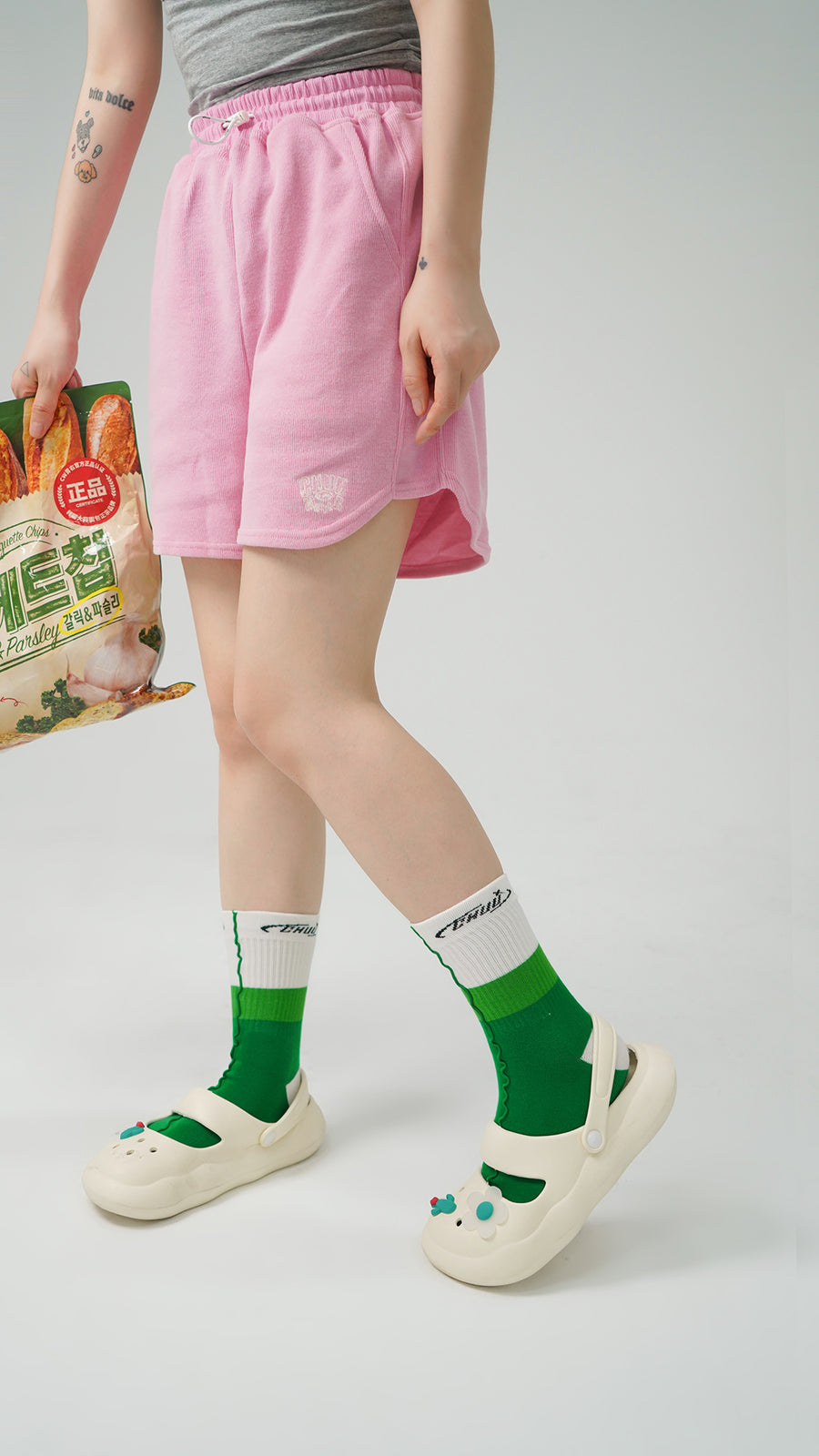 CHUU Frilly Color High Socks