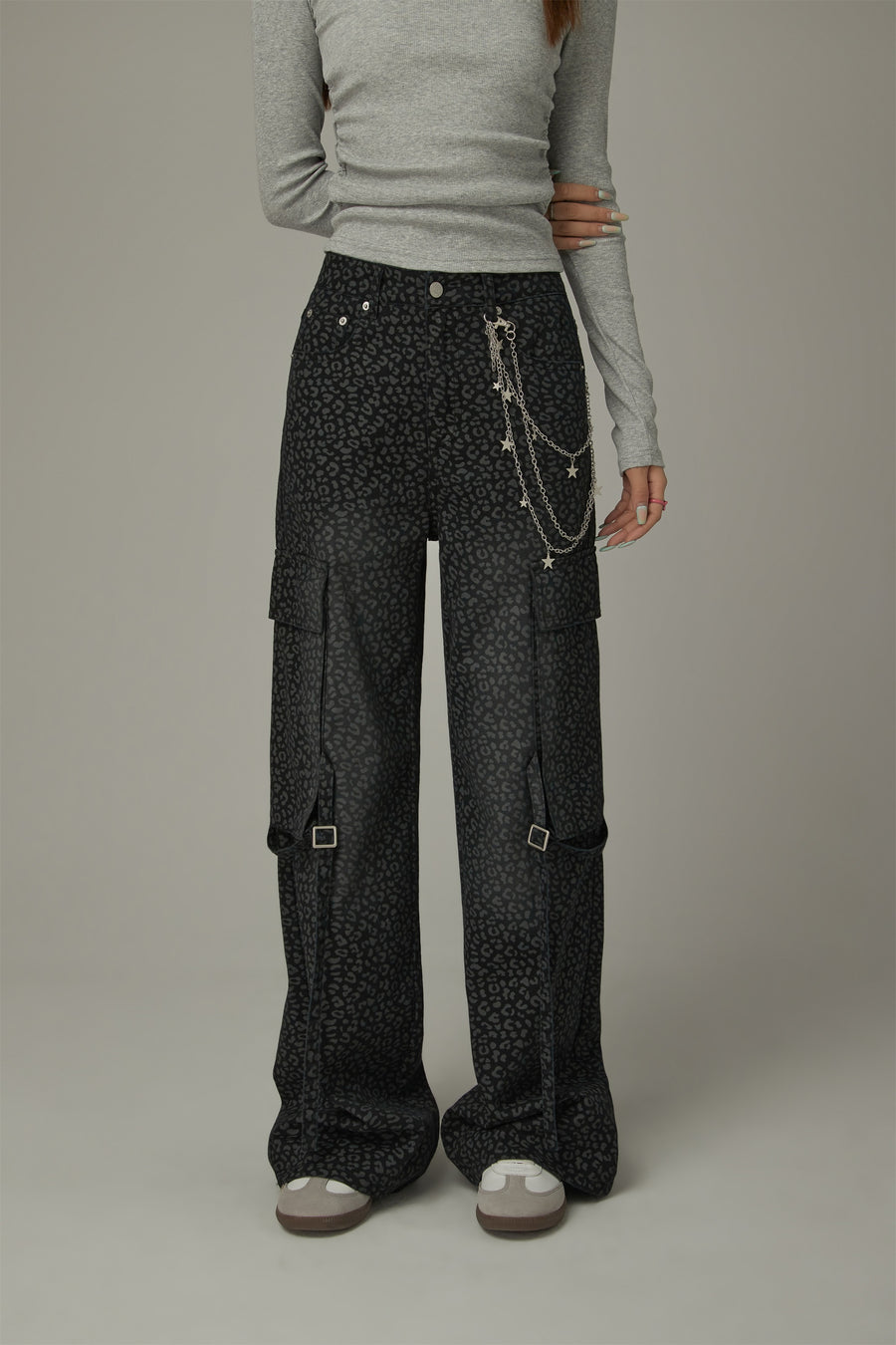 CHUU Leopard Cargo Strap Pocket Pants