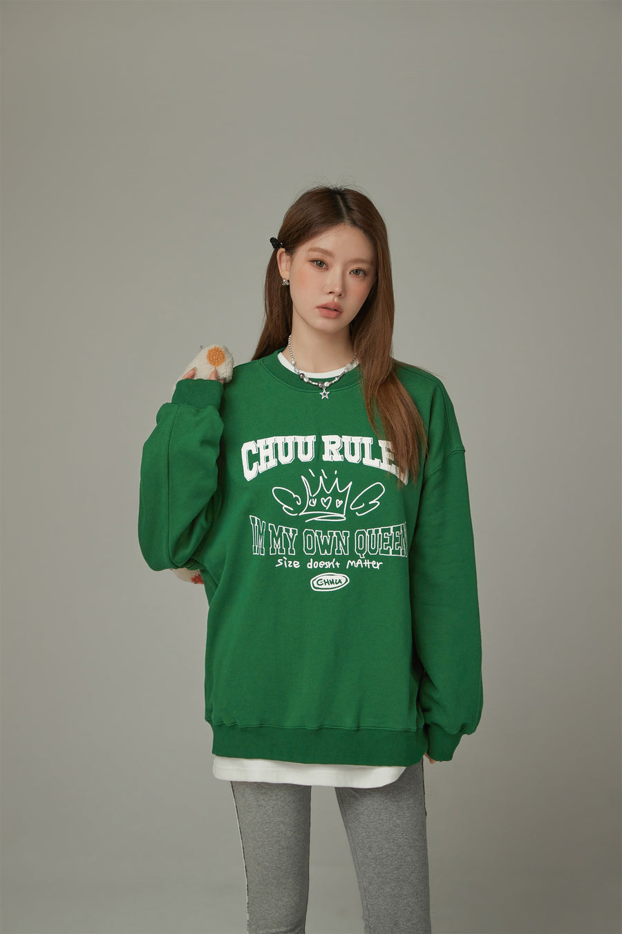 CHUU Be My Own Queen Lettering Loose Fit Sweatshirt