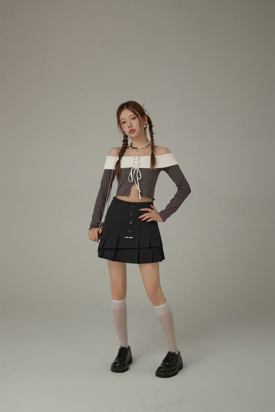 CHUU Off The Shoulder Frilly Lace Up Top