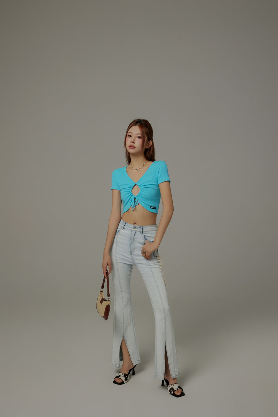 CHUU Front Keyhole String V-Neck Cropped Top