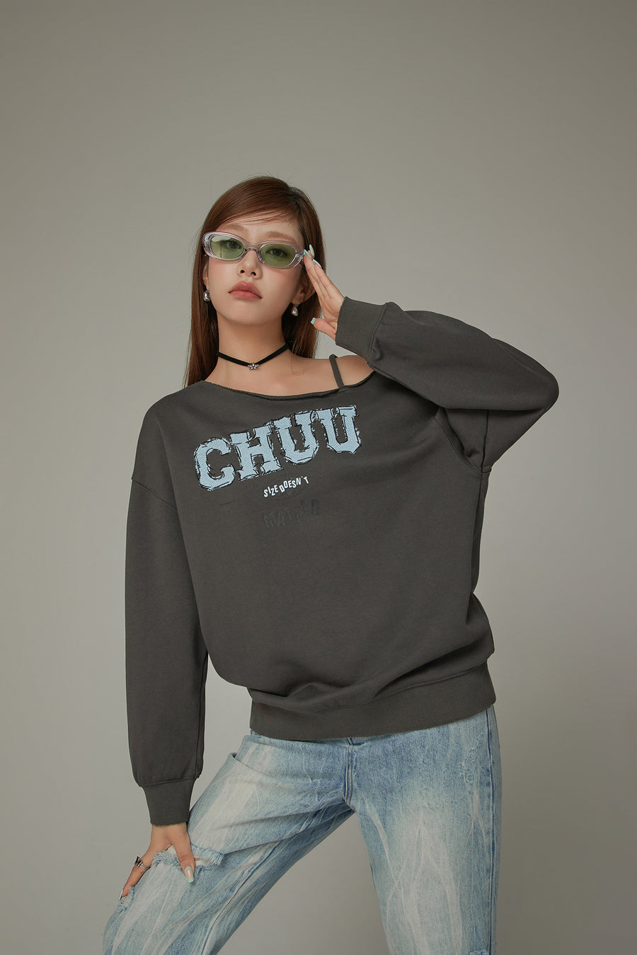 CHUU Logo One Shoulder Loose Fit Sweatshirt