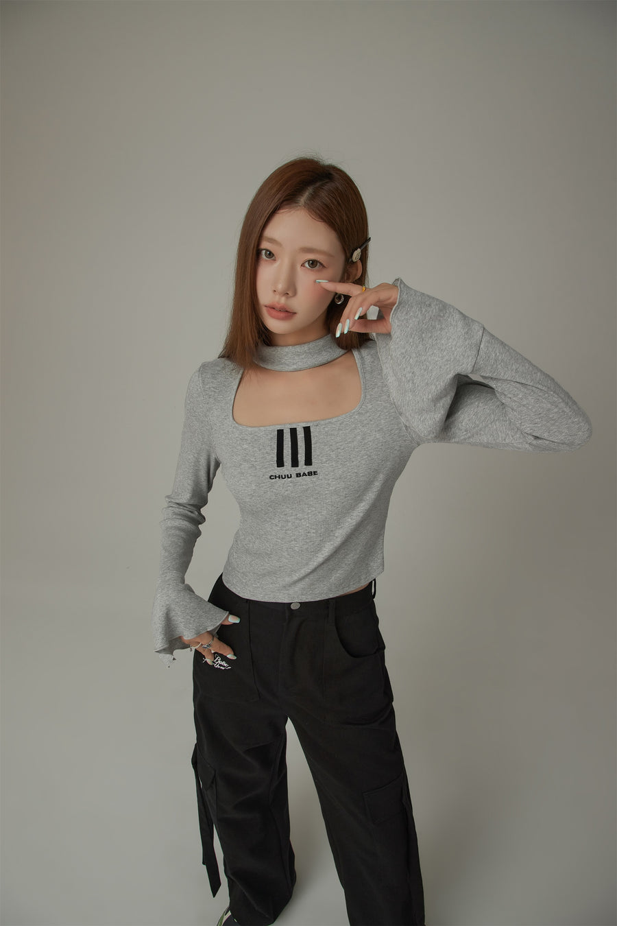 CHUU Front Cutout Choker Cropped Top