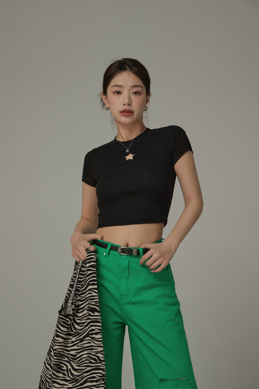 CHUU Basic Star Cut Out Short Sleeve Cropped T-Shirt