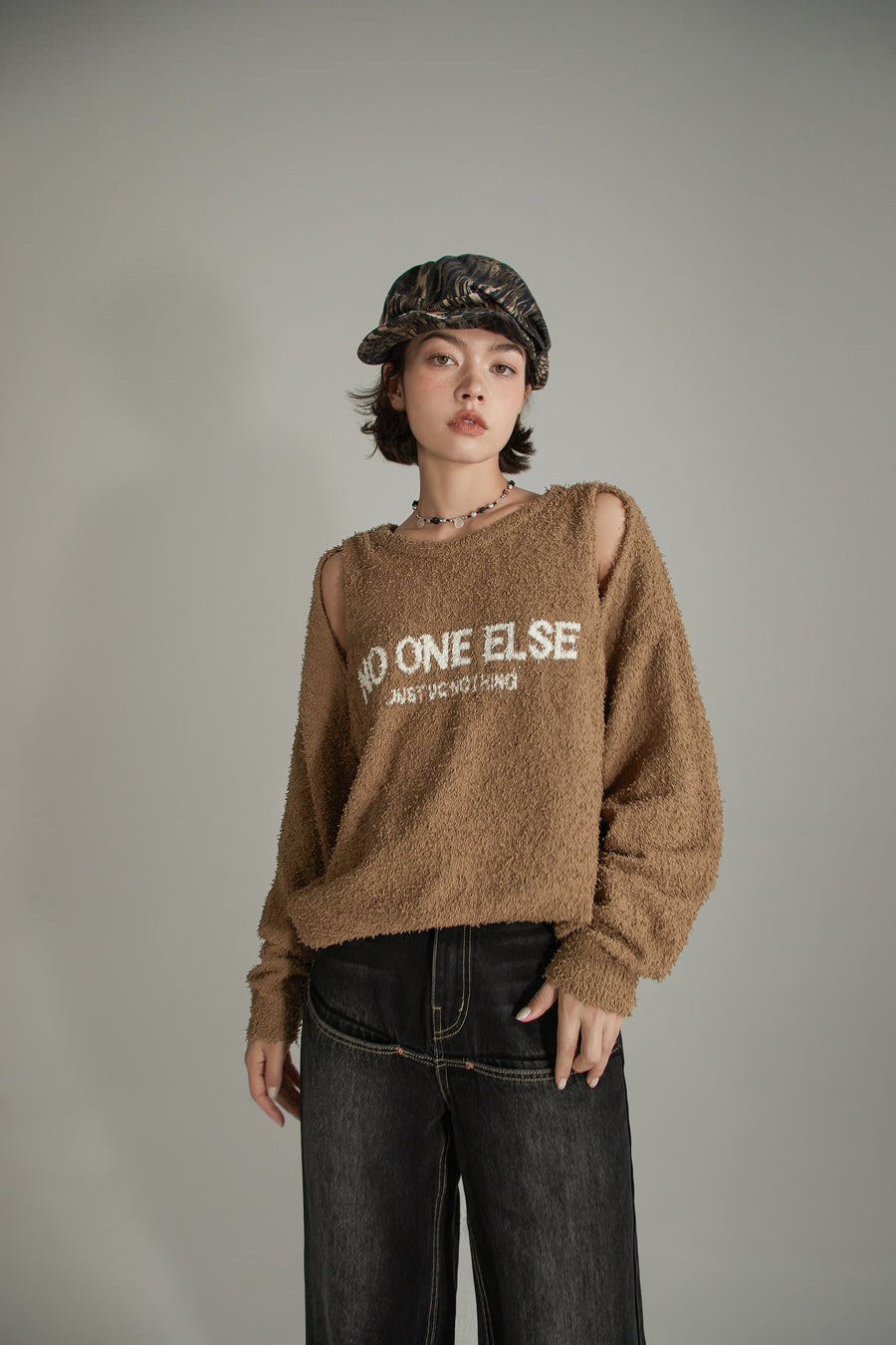 CHUU Logo Shoulder Split Loose Knit Sweater