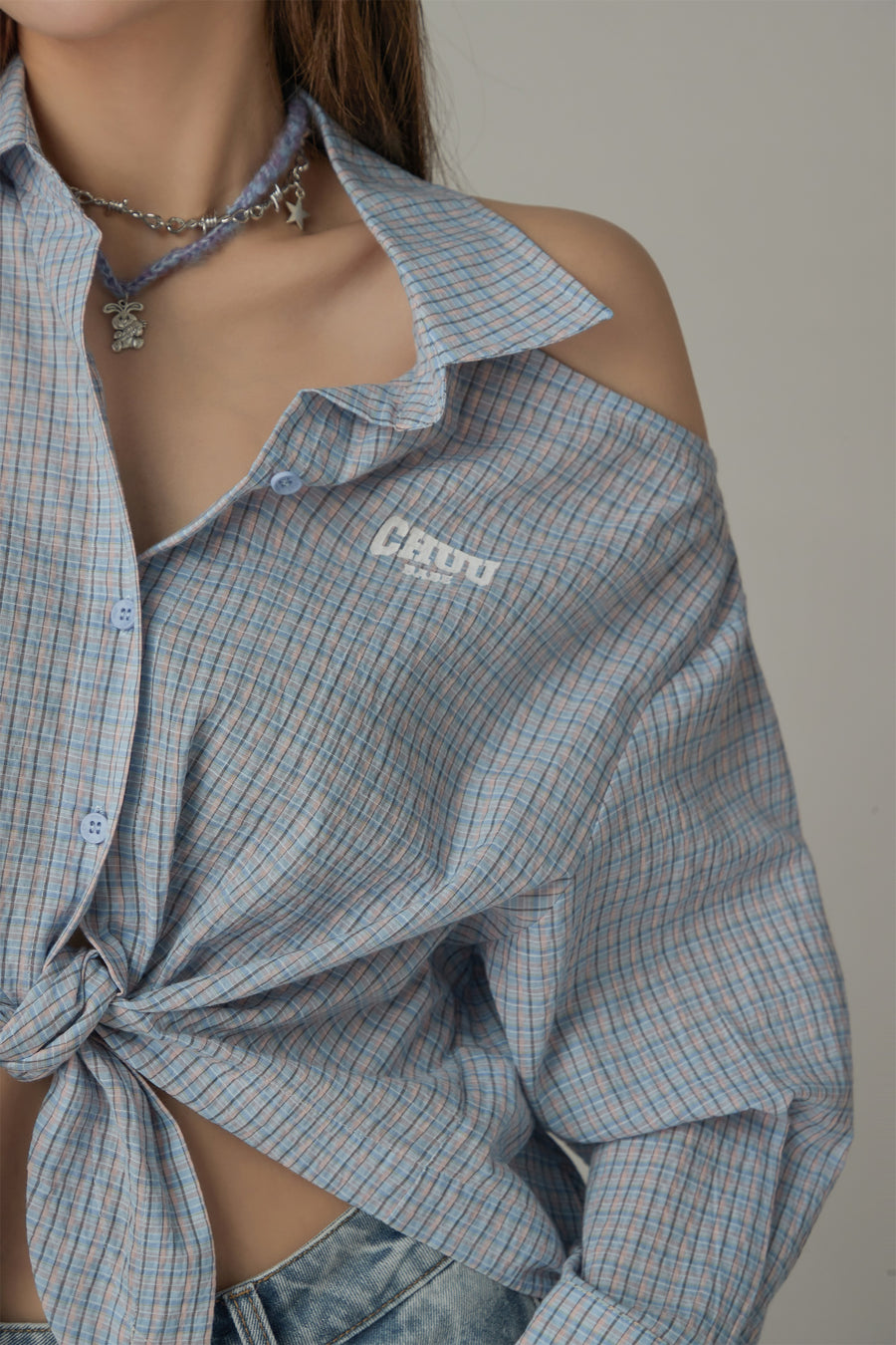 CHUU One-Shoulder Cut Out Check Tie-Up Shirt