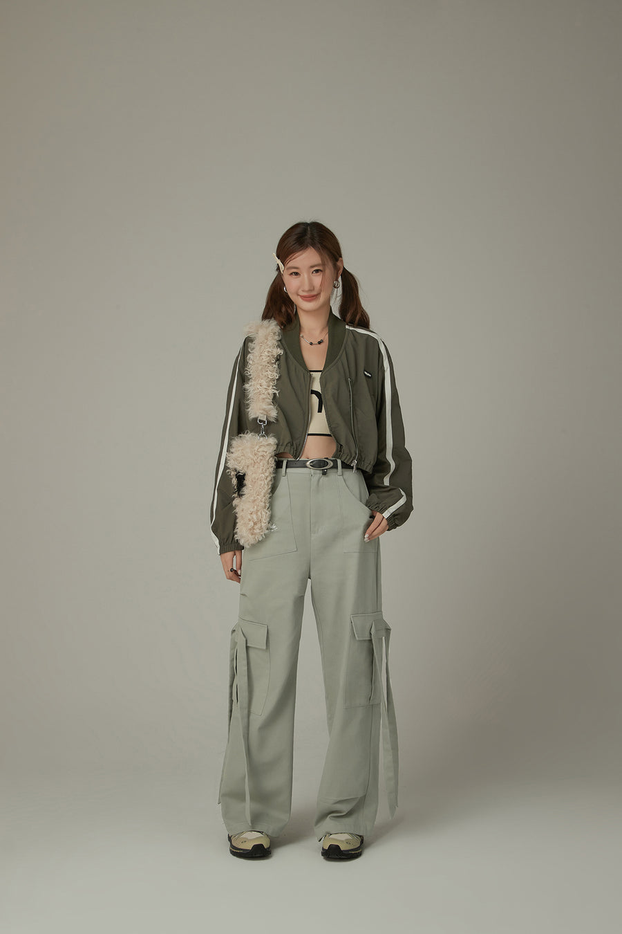 CHUU Trendy Wide Cargo Pockets Pants