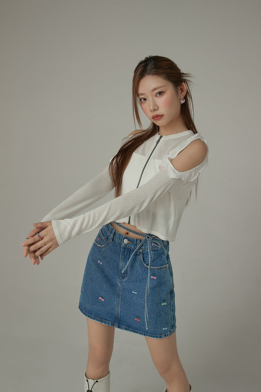 CHUU Frilly Off The Shoulder Zip-Up Cardigan