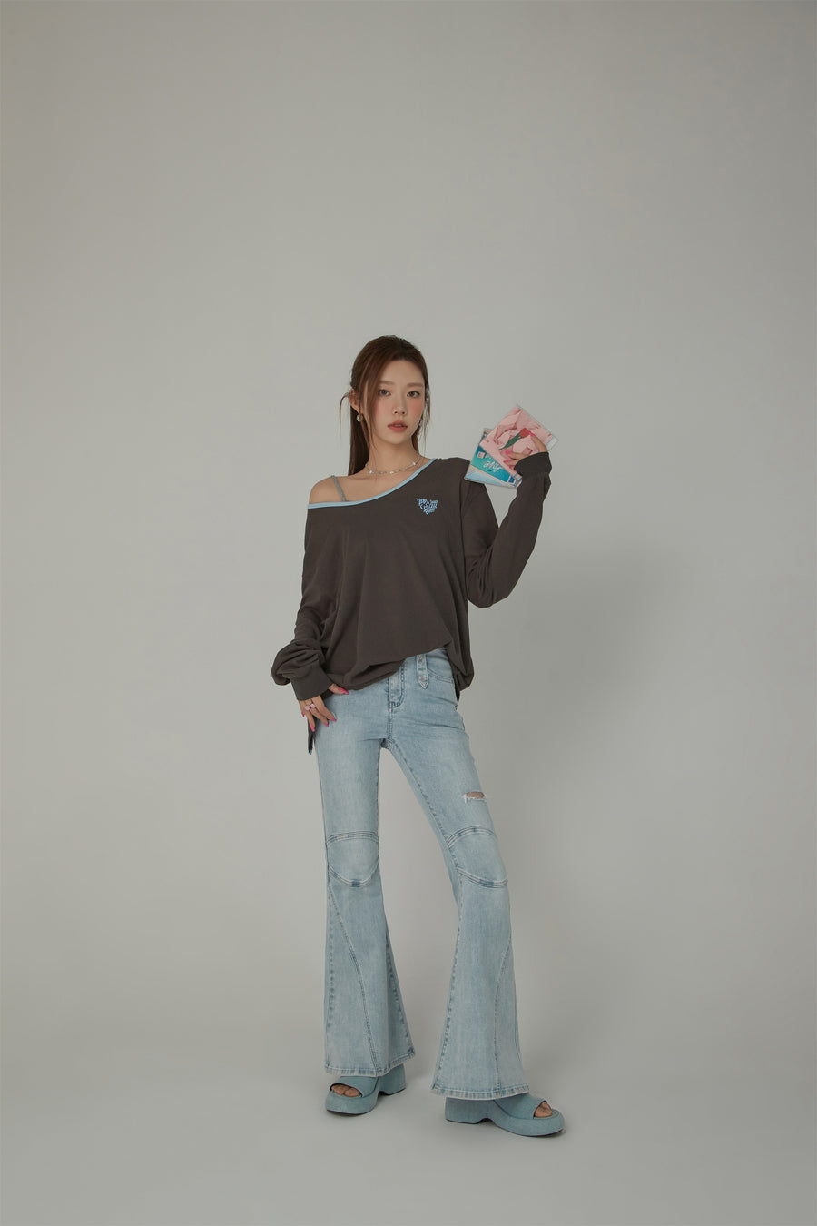 CHUU Open Back U-Neck Logo Long Sleeve T-Shirt