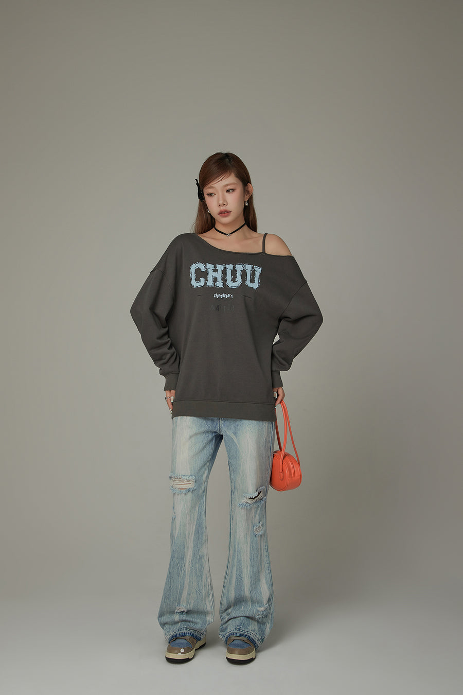 CHUU Logo One Shoulder Loose Fit Sweatshirt