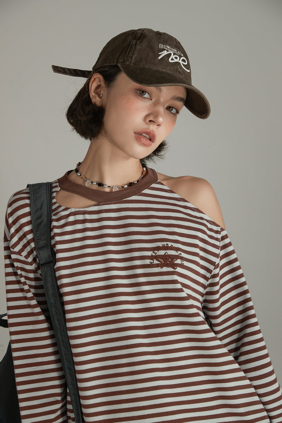 CHUU Color One Open Shoulder Stripe T-Shirt