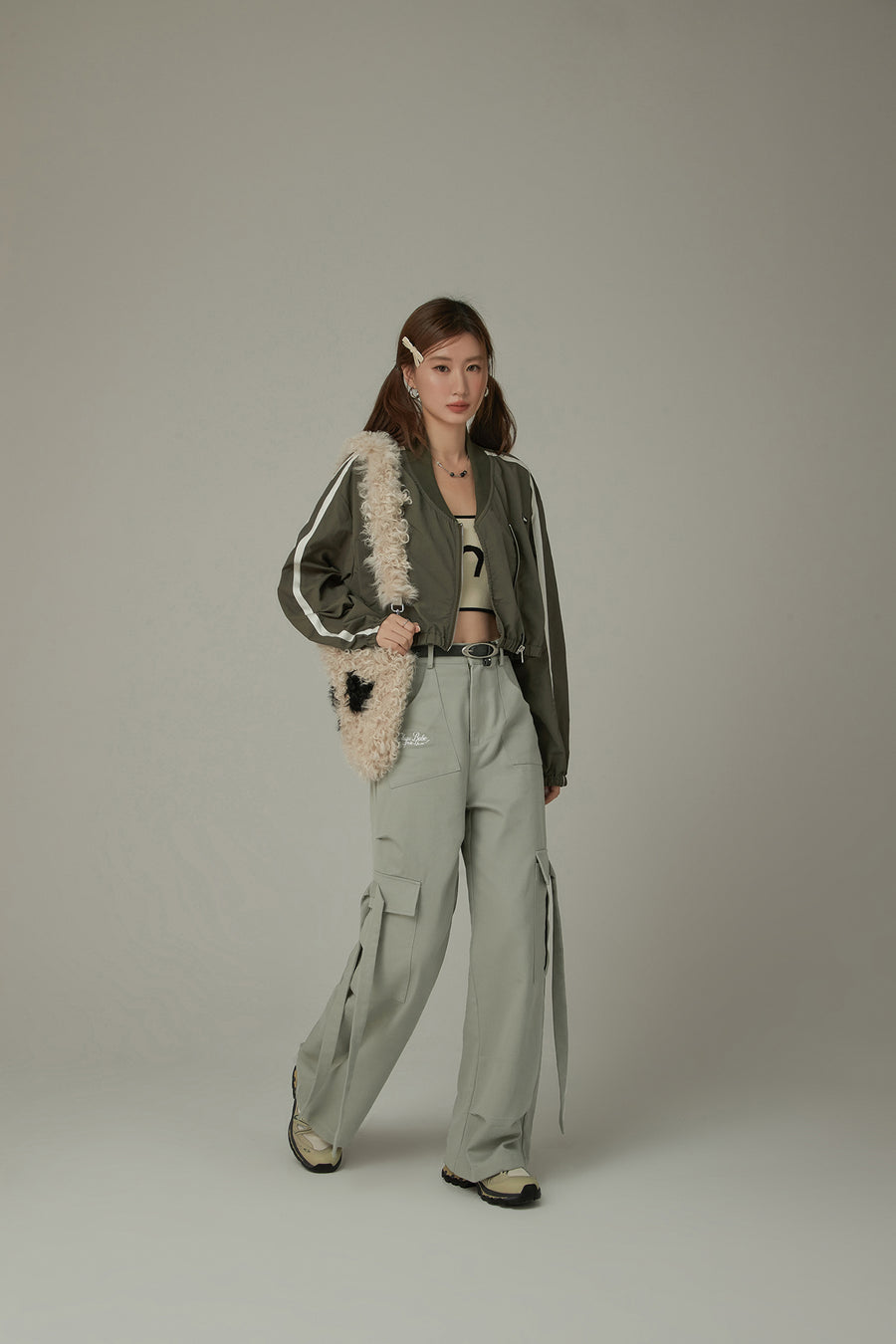 CHUU Trendy Wide Cargo Pockets Pants