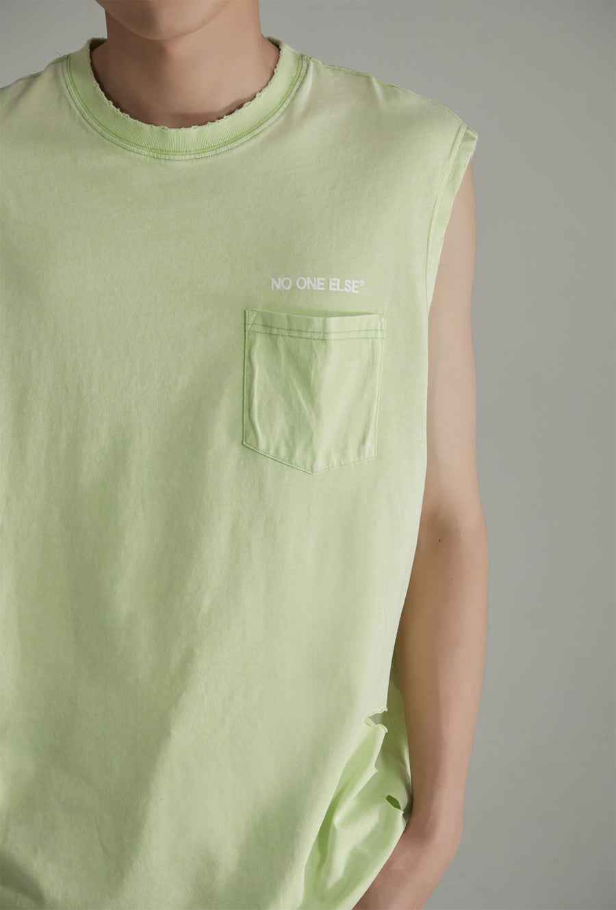 CHUU Front Pocket Loosefit Sleeveless Ripped Top