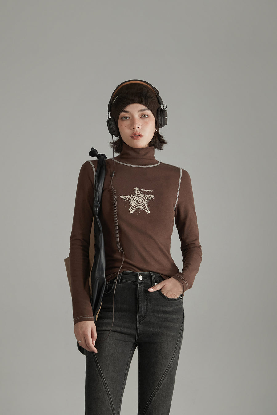 CHUU Star High Neck Stitch Top