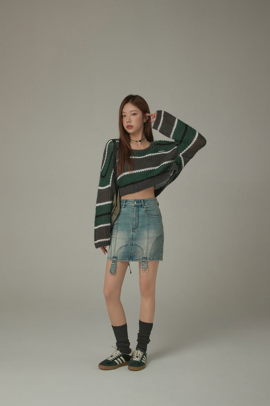 CHUU Color Combination Striped Cropped Knit Sweater