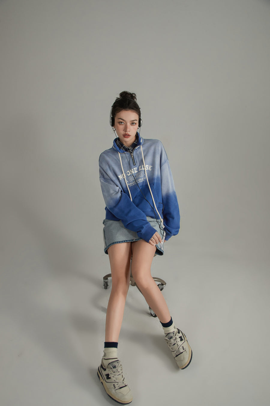 CHUU Gradient Anorak Logo Sweatshirt