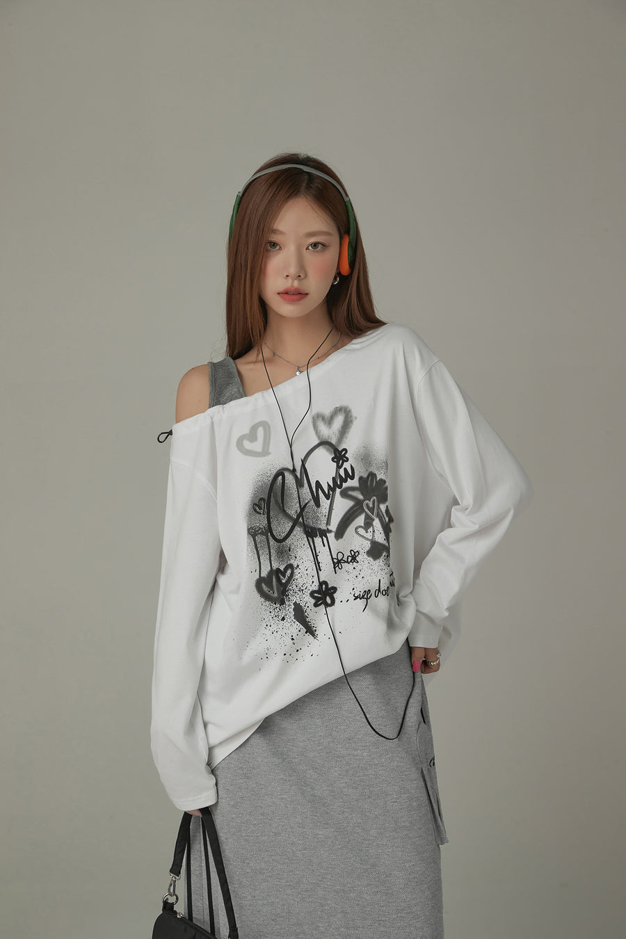 CHUU Heart Logo One Shoulder Long Sleeve T-Shirt