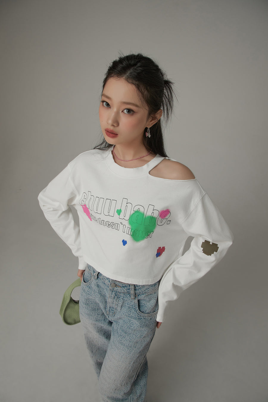 CHUU Size Doesnt Matter Open Shoulder Color Hearts Cropped T-Shirt