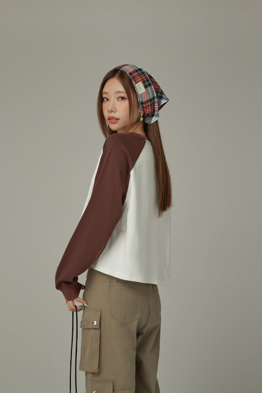 CHUU Two Toned Loose Fit Long Sleeve T-Shirt