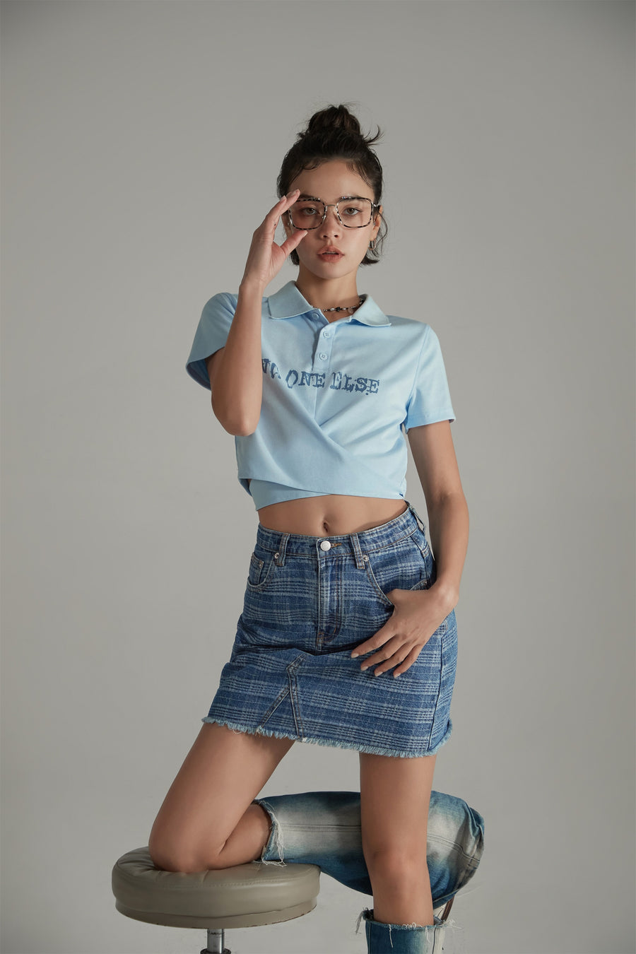 CHUU Checked Fringed Hem Denim Mini Skirt