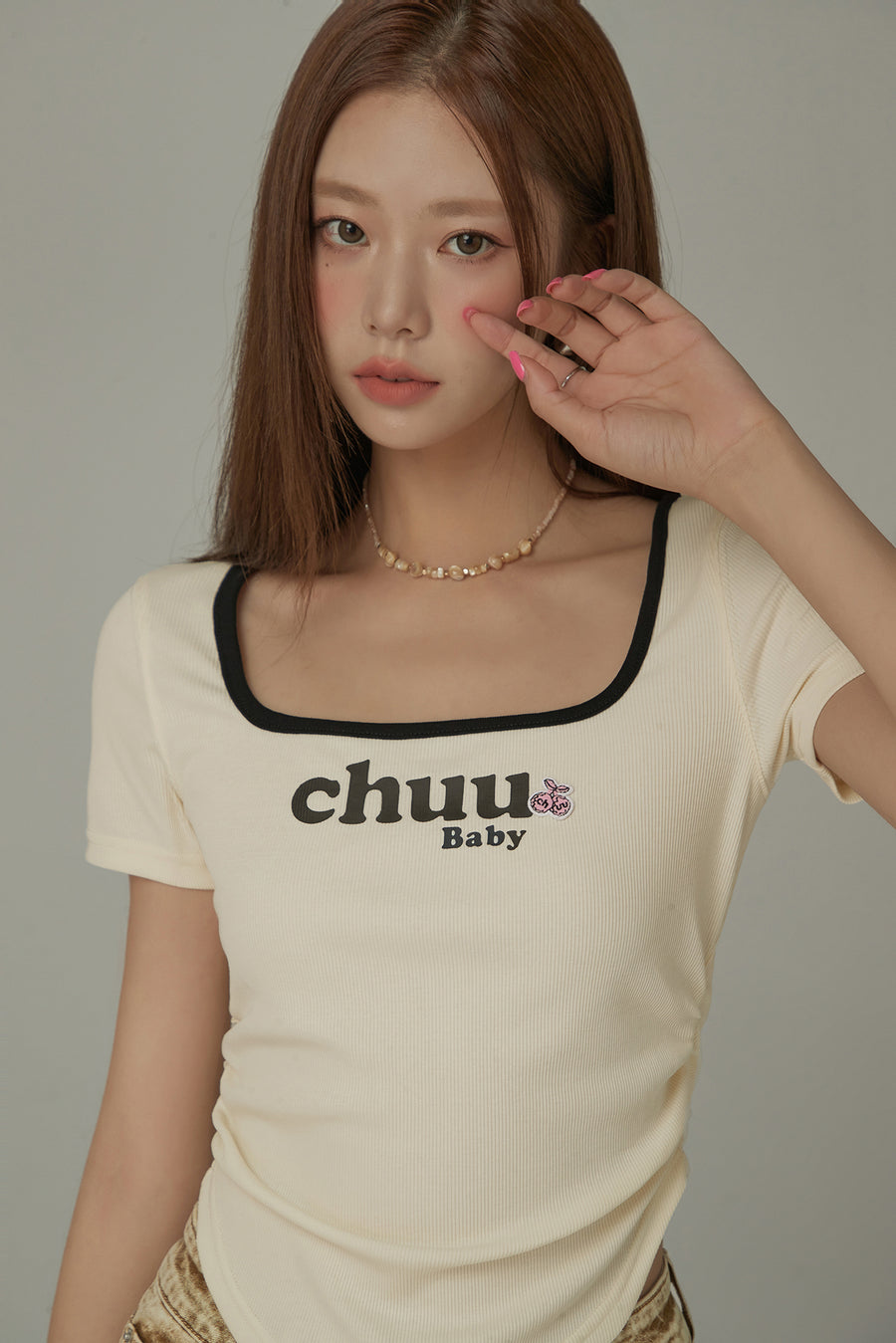 CHUU Square Neck Shirring Logo Printed T-Shirt