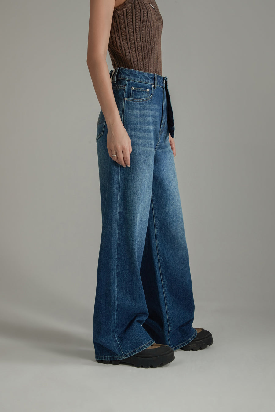 CHUU Unbalanced Folded Lettering Wide Denim Jeans