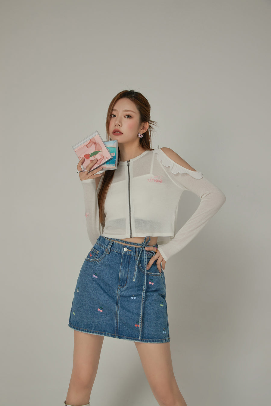 CHUU Frilly Off The Shoulder Zip-Up Cardigan