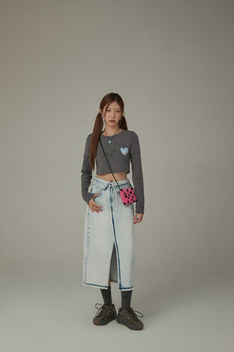 CHUU Cherry Bomb Logo Printed Cropped Long Sleeve T-Shirt