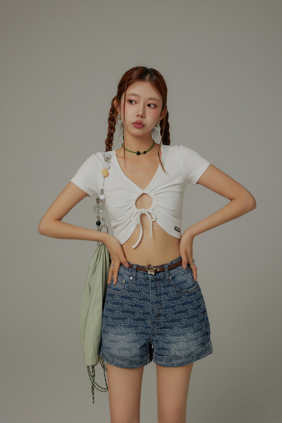 CHUU Chuu Lettering Pattern Rolled Denim Shorts