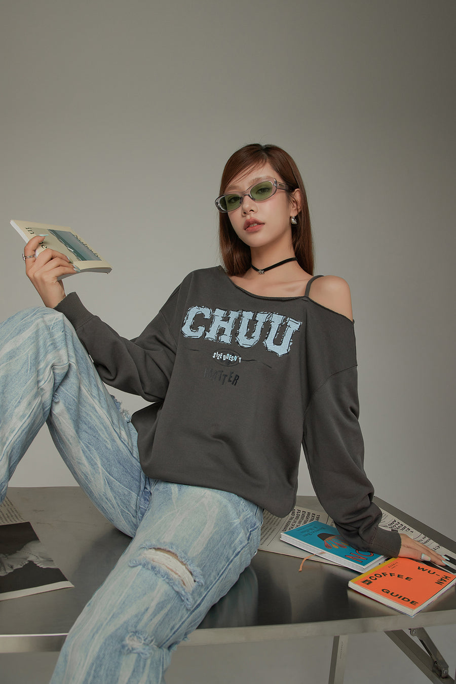 CHUU Logo One Shoulder Loose Fit Sweatshirt