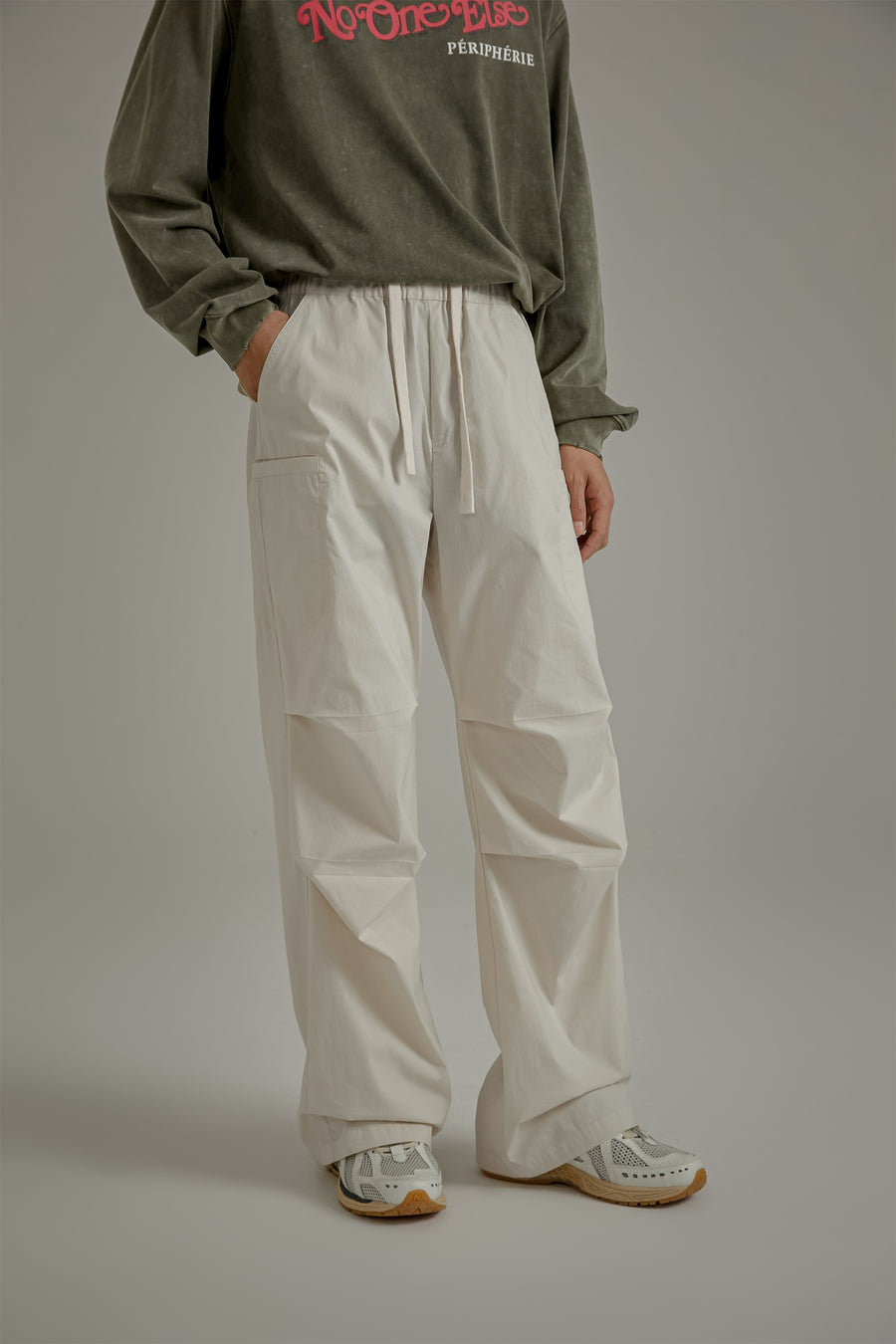 CHUU Solid Color Drawstring Casual Cargo Pants