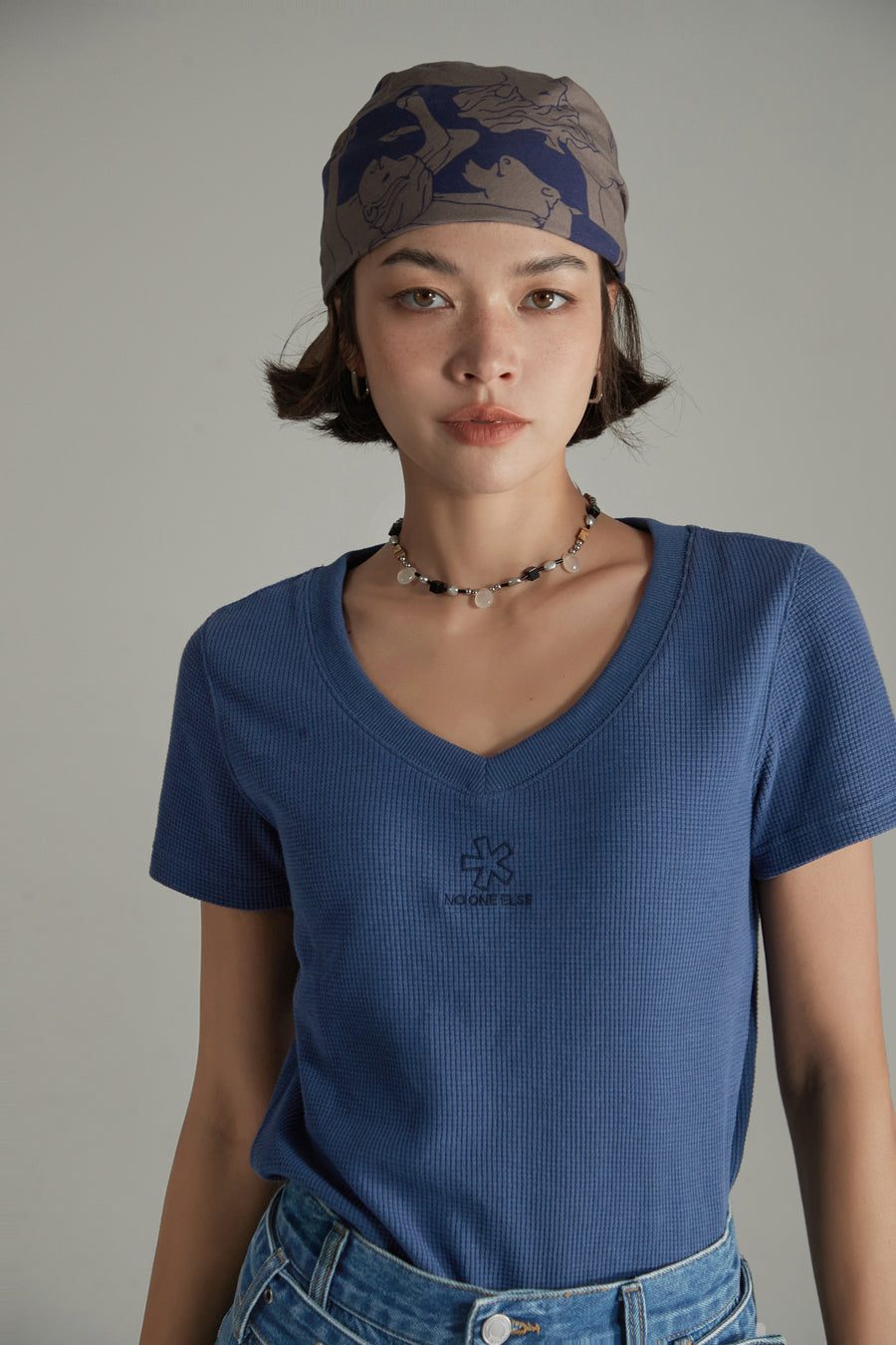 CHUU Logo V-Neck Waffle T-Shirt