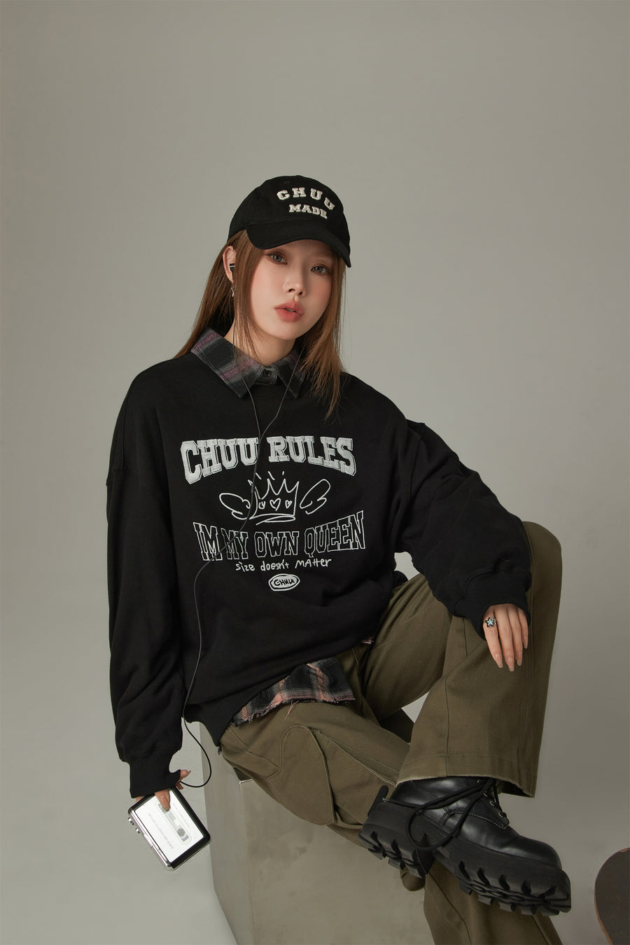 CHUU Be My Own Queen Lettering Loose Fit Sweatshirt