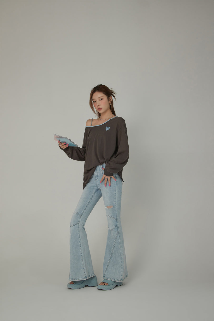 CHUU Open Back U-Neck Logo Long Sleeve T-Shirt