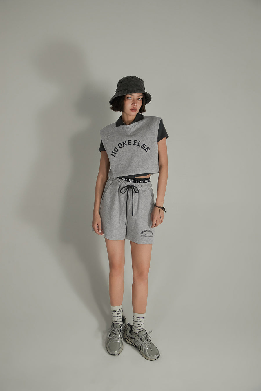 CHUU Noe Logo Cropped Sleeveless Sweatshirt